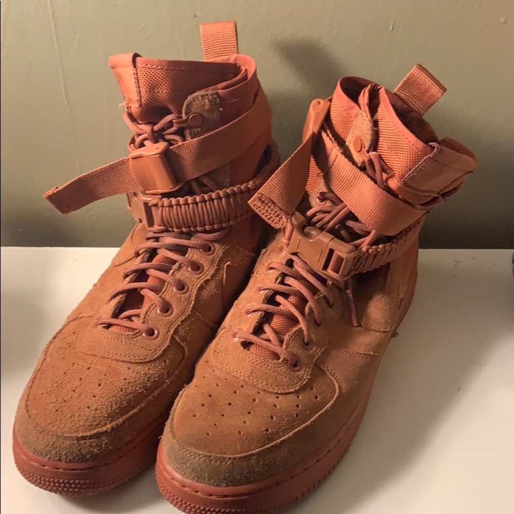 Nike SF Air Force 1 high dusty peach.